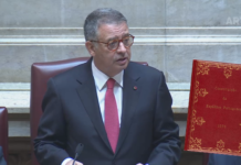 PRESIDENTE SEGURA A CONSTITUIÇÃO